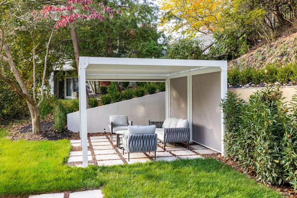 Pergola lounge in the rear yard