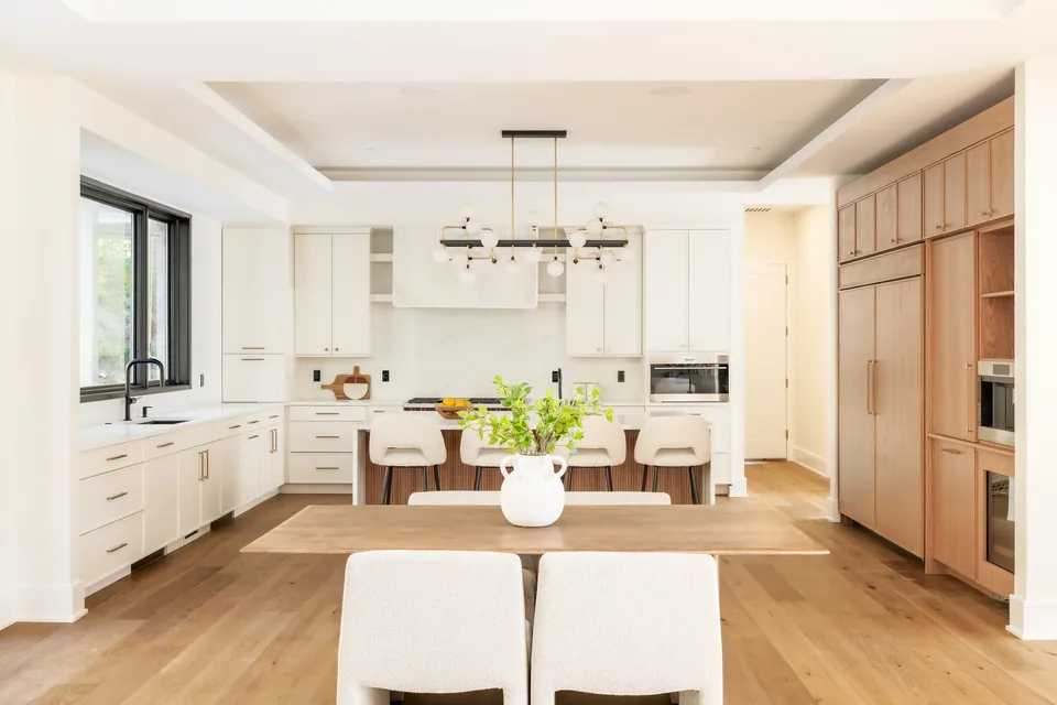 Kitchen and breakfast area